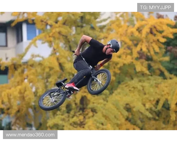 跳水运动的力量与美感在空中瞬间绽放展现人类极限与勇气的精彩瞬间 跳水运动的力量与美感在空中瞬间绽放展现人类极限与勇气的精彩瞬间