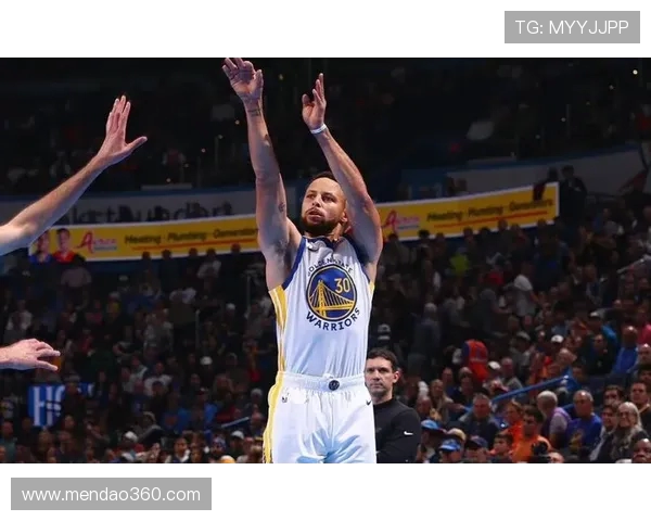 勇士力克雷霆迎来新赛季首胜 库里带领球队展现强大韧性