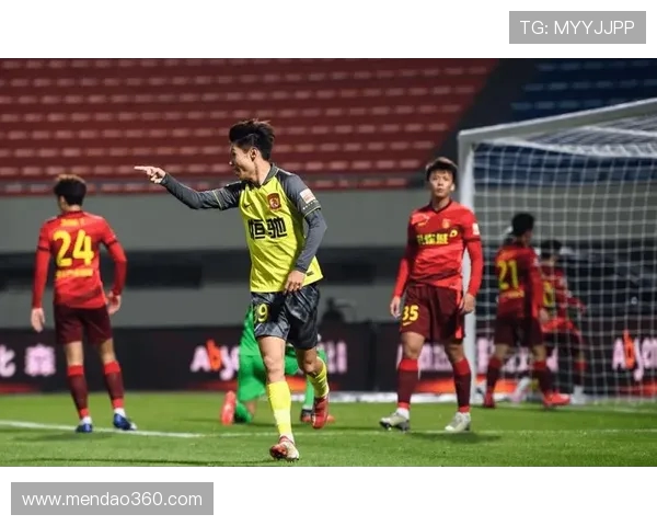 广州足球队团队协作引发热议球迷与专家各执己见的争论分析